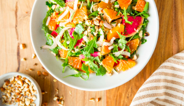 Frisse rucola salade met citrusvruchten en hazelnoten