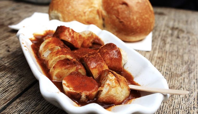 Duitse curryworst met zelfgemaakte currysaus