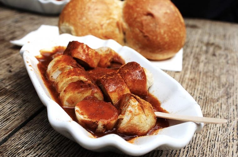 Duitse curryworst met zelfgemaakte currysaus
