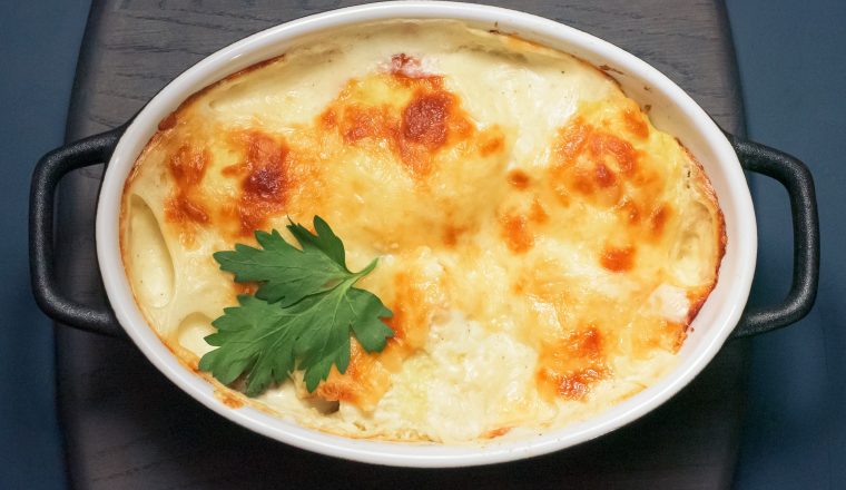 Goud­brui­ne aard­ap­pel­gra­tin met tijm recept