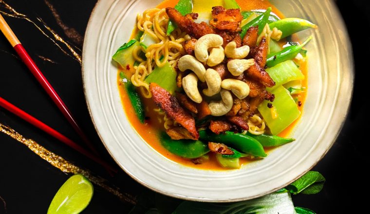 RODE CURRY MET PAKSOI, SUGAR SNAPS EN VEGETARISCHE WOKSTUKJES