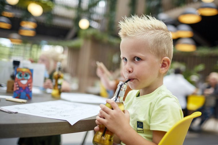  Restaurant Via Verde Restaurant Via Verde is een authentiek familierestaurant dat zich bevindt op een centrale locatie, recht in het hart van de Plaza op de Leistert. Het menu biedt de meest verrukkelijke verse pizza's en pasta's, maar ook liefhebbers van zalm en biefstuk zullen hier zeker aan hun trekken komen. Of je nu op zoek bent naar een smakelijke kop koffie, een voedzame lunch of een à la carte diner, bij Via Verde ben je aan het juiste adres. Geen zin om zelf te koken tijdens je vakantie? Geen zorgen! Bij Restaurant Via Verde kun je de heerlijke pizza's afhalen of laten bezorgen bij jouw bungalow. 