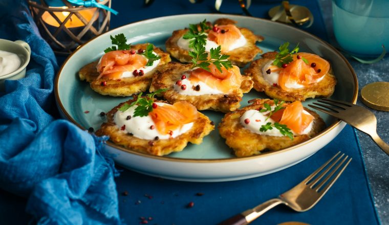 Latkes met Gerookte Zalm en Zure Room