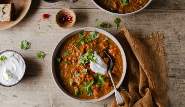 Rode linzencurry met pompoen en labneh