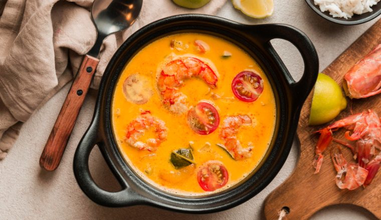 Oosterse garnalensoep met kokosmelk en kaffir limoenblad recept