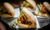 Bao buns met krokante kip, hoisinsaus en frisse toppings