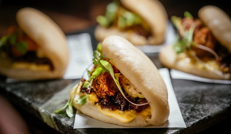 Bao buns met krokante kip, hoisinsaus en frisse toppings
