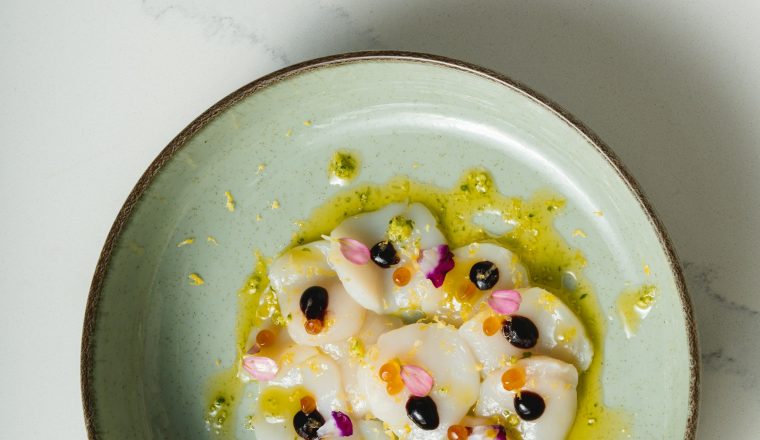 Recept: Carpaccio van coquilles met citrus, basilicumolie en zalmeitjes