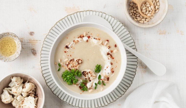 Recept: Romige geroosterde bloemkoolsoep met pijnboompitten