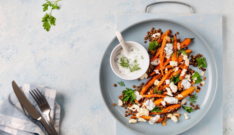 Geroosterde wortels met linzen, feta yoghurt en dille