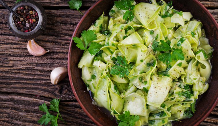 Frisse courgettesalade met kruiden en knoflook