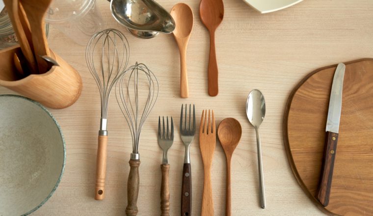 Houten, kunststof of metalen kookgerei: wat zijn de voor- en nadelen?