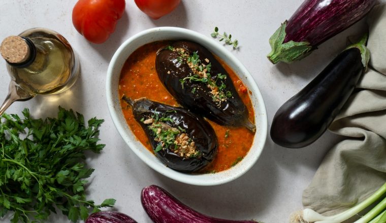 Recept: Gevulde aubergine met een pittige paprikasaus
