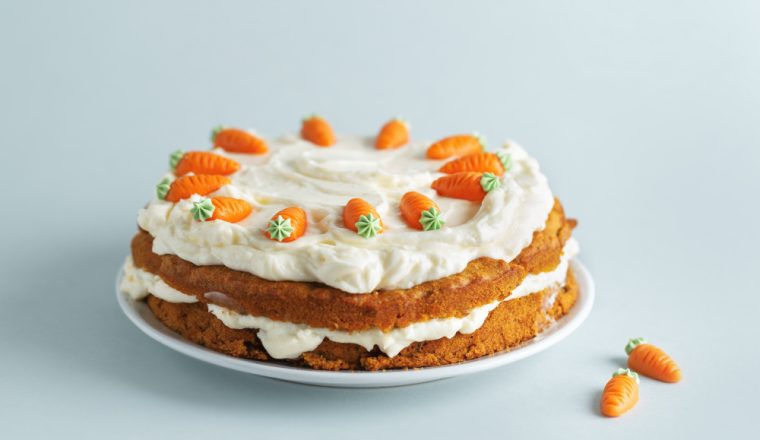Worteltaart met romige topping en marsepeinen worteltjes