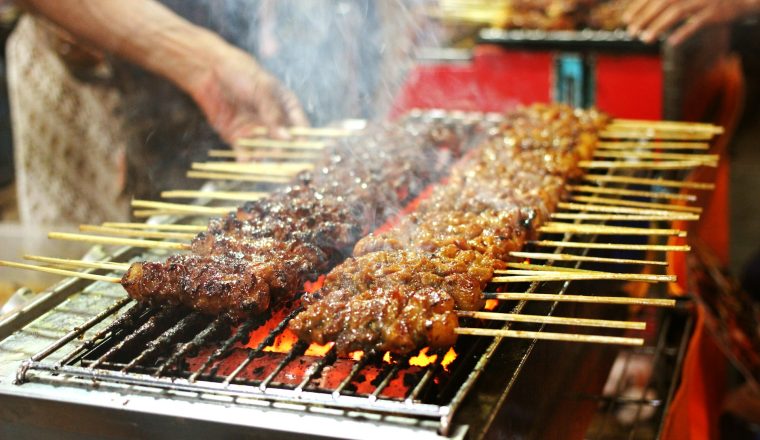 Zo maak je saté zoals je hem op straat in Indonesië eet